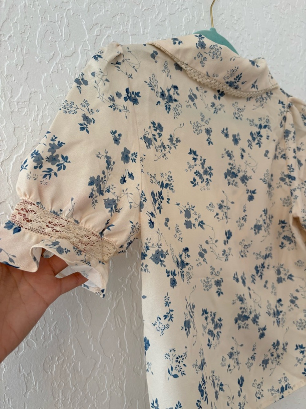 RIHOAS Cream Floral Puff-Sleeve Button-Front Blouse - Picture 4 of 6